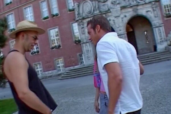 'Outdoor'-Szene aus Leonie Saint - Öffentlich erregt! 2