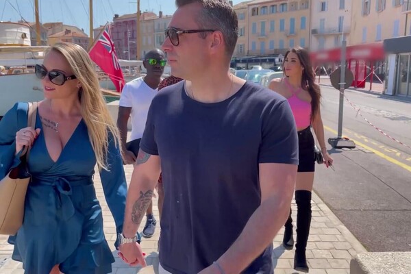 'Bikini'-Szene aus Clea Gaultier im scharfen Bikini von zwei Männern gefickt