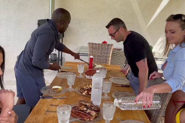 'Bikini'-Szene aus Bikini Girl Lola Bellucci hat geilen Sex in der Küche