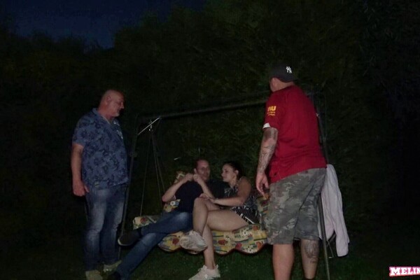 'Nackt in der Öffentlichkeit'-Szene aus Egon Kowalski - Melina May: Die Orgasmusqueen