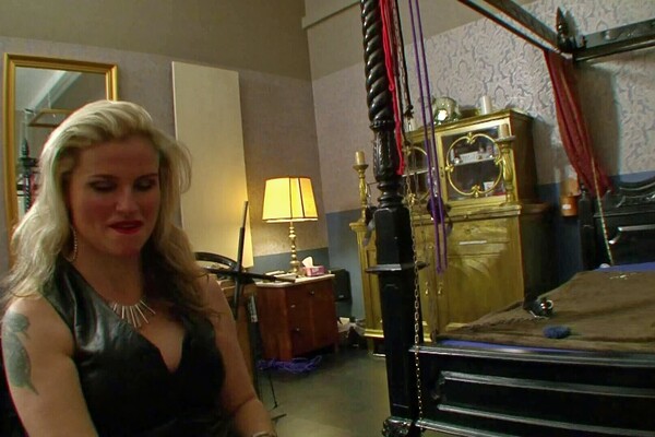 'Sklaven'-Szene aus Cruel Femdome 30: Die Sklaven-Fabrik 2 (MMV) Szene 1