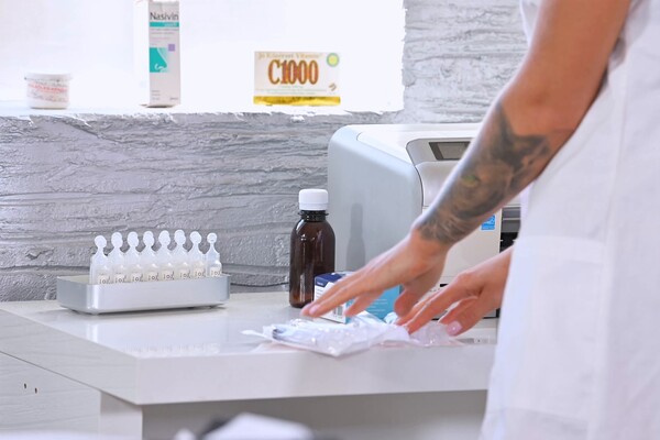 'Doktorspiele'-Szene aus Monika Fox - Taking Temperatures