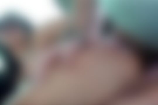 'Auto'-Szene aus Die junge schwarzhaarige Julia De Lucia aufgegabelt und im Auto in den Arsch gefickt