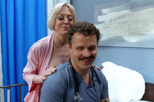 'Krankenschwester'-Szene aus Dee Williams & Zariah Aura - TS Doctors Office