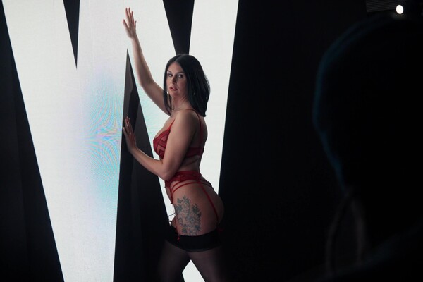 'Interview'-Szene aus Sienna Rae - Real Couples