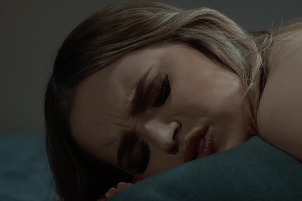 'Fingern'-Szene aus Codi Vore & Penny Barber - Stretched To Her Limits