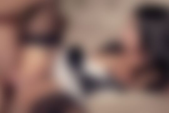 'Zimmermädchen'-Szene aus Das unglaubliche schwarzhaarige Zimmermädchen Anissa Kate arschgefickt in schwarzen Strapsen und Uniform