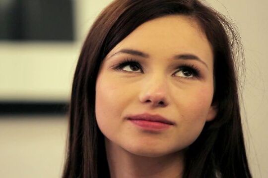 'Zimmermädchen'-Szene aus Das reizende junge Hausmädchen Taylor Sands ist glücklich, wenn sie ihren Boss verwöhnen darf