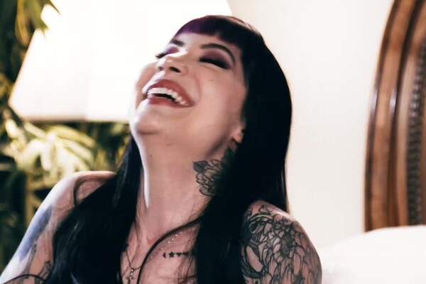 'Gothic'-Szene aus Chanel Grey & Charlotte Sartre - Hardcore Goth Chicks 6