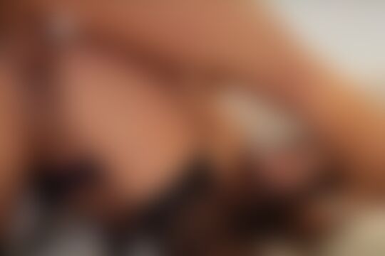 'Vibrator'-Szene aus Die brünette Schlampe Jynx Maze benutzt einen Vibrator, während ihr Arsch hart gefickt wird