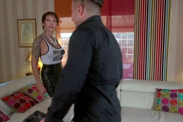 'Nackt in der Öffentlichkeit'-Szene aus Catalya Mia - Holz vor der Hütte 3