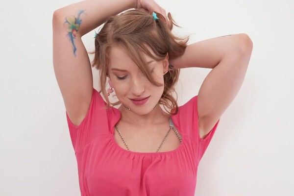 'Küche'-Szene aus Octavia Red - Busty Petite 16