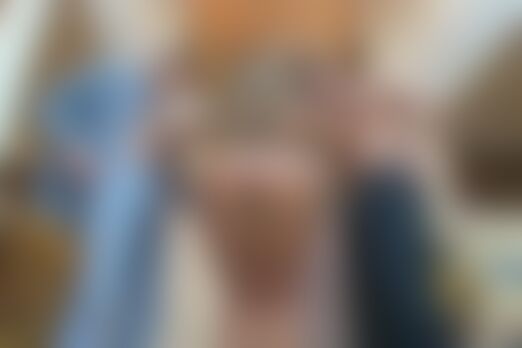 'Naturbusen'-Szene aus Blattgold und Möpse