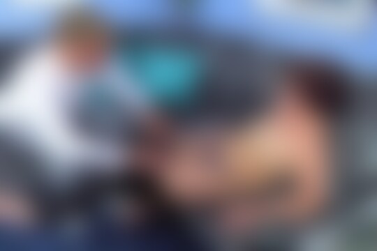 'Hässlich'-Szene aus Junge brünette Hausfrau auf hässlicher Couch gefickt