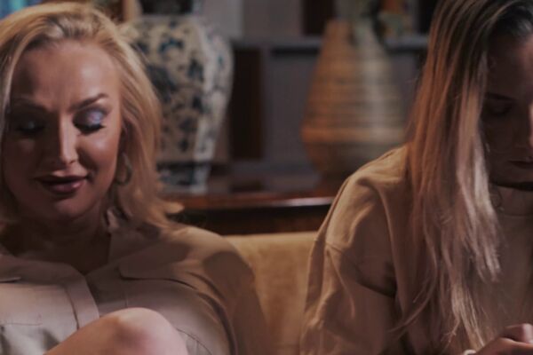 'Rollenspiel'-Szene aus Mona Blue - Insane Lesbian Stories