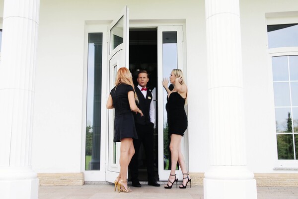 'Agent'-Szene aus Amber Jayne & Daisy May - The Gents Club