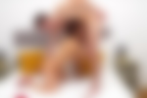 'Ehefrau'-Szene aus Ola Ramona - Moms On Fire