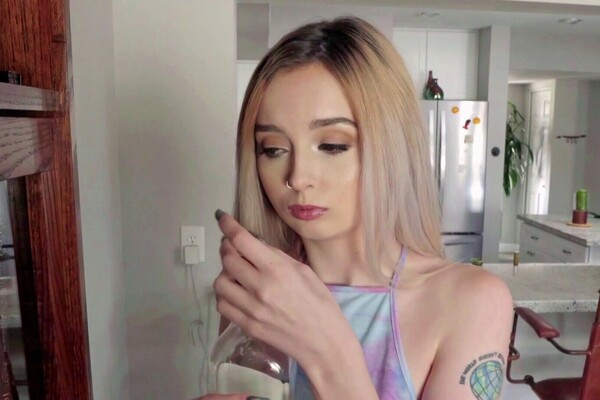 'Rauchen'-Szene aus Lexi Lore - Bad Teens Punished 10