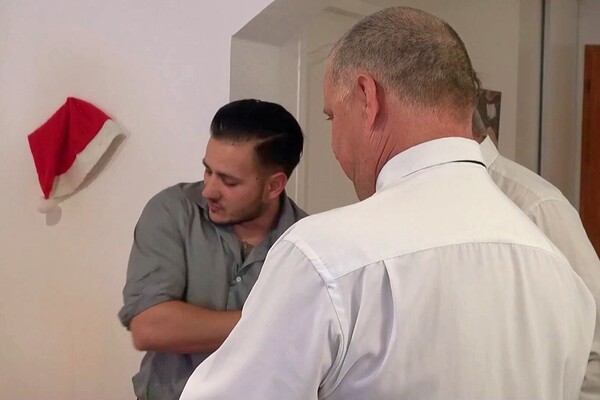 'Nackt in der Öffentlichkeit'-Szene aus Titaina - A Christmas Party With Friends