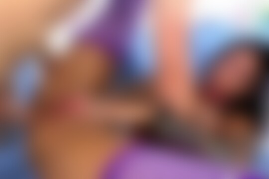 'Alien'-Szene aus Jessy bohrt sich in den Arsch und die Pussy eines tattowierten Chicks