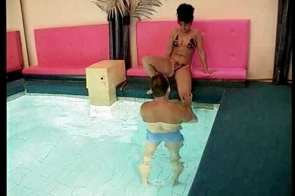 'Pool'-Szene aus Mein Haus, mein Pool, mein Arsch (Puaka) Szene 3