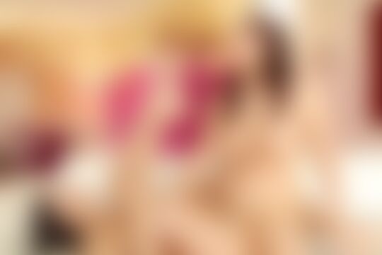 'Toilet'-Szene aus Valentina Nappi & Violet Starr - Lesbian Stacked