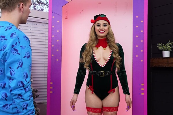 'Weihnachten'-Szene aus Lucy Doll - Freaky Fembots 5