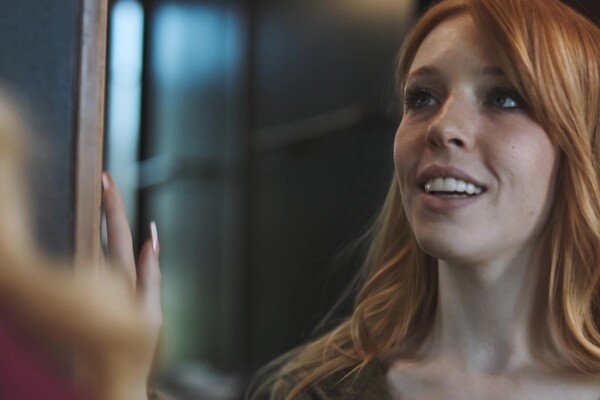 'Busty'-Szene aus London River & Madi Collins - Big Titted Housewives 2