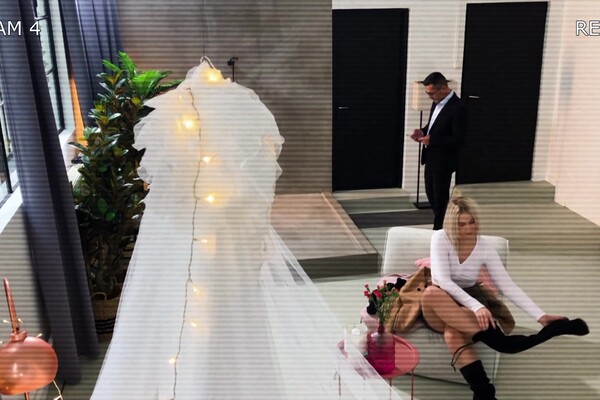 'Dusche'-Szene aus Sharon White - The Loft