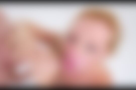 'Blowbang'-Szene aus Die hübsche blonde Samantha Rone nach geilem Blowbang vollgespritzt