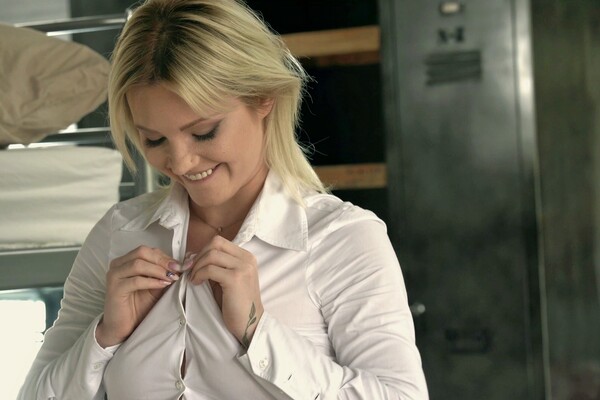 'Pool'-Szene aus Zazie Skymm - Russian Institute: Pool-Party