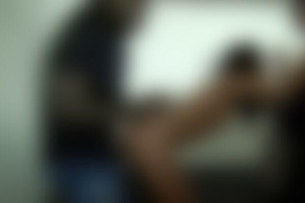 'Nackt in der Öffentlichkeit'-Szene aus Lullu Gun - Freddy Gong: Sein Hammer schafft alle