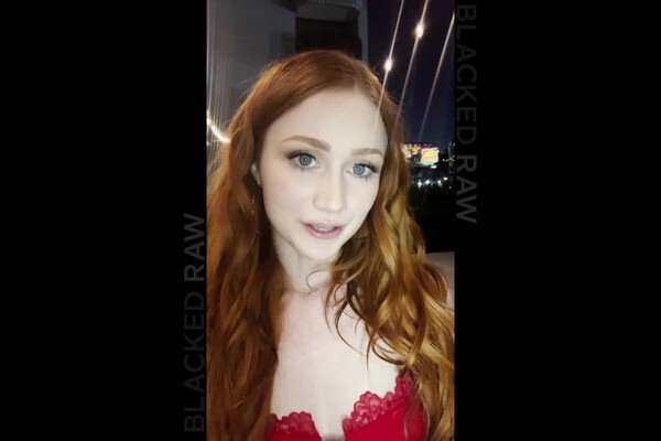 'Lack'-Szene aus Scarlet Skies - Blacked Raw: V95