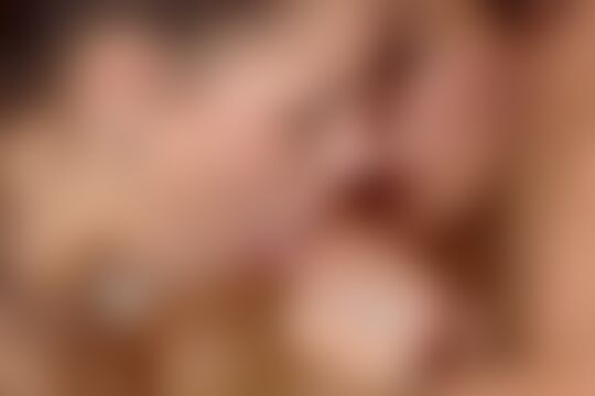 'Dusche'-Szene aus Zwei scharfe brünette Schulmädchen unter der Dusche gevögelt