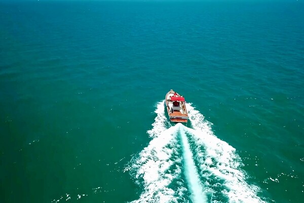 'Dorf'-Szene aus Ania Kinski & Lucy Heart - Rebelles