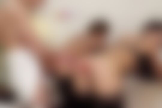 'Twins'-Szene aus Eveline Dellai & Silvia Dellai - Babysitting Twin Sisters