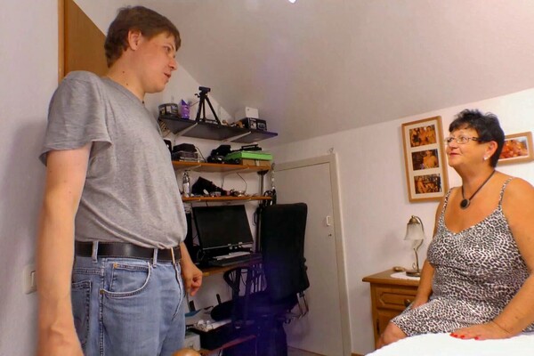 'Hängetitten'-Szene aus 2 Stunden Oma (Deutschland Porno) Szene 1