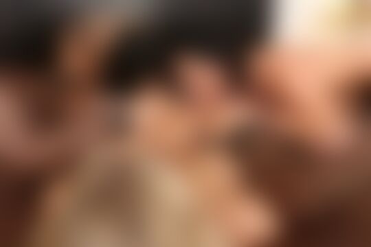 'Bett'-Szene aus Lesben-MILF-Parade: Julia Ann, India Summer und Mercedes Carrera auf einem Bett