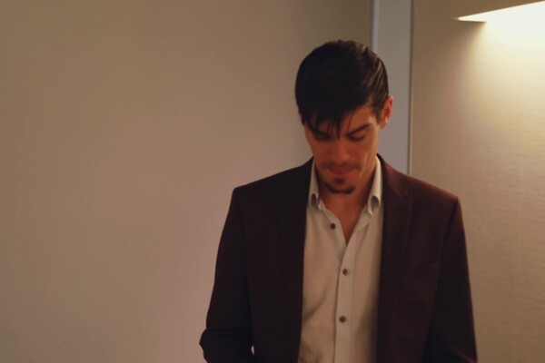 'Nackt in der Öffentlichkeit'-Szene aus Emilio Ardana - Die heimlichen Gelüste von Valentina Ricci