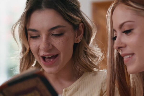 'Umschnalldildo'-Szene aus Demi Hawks & Explicit Kait - Cheeky Church Girls