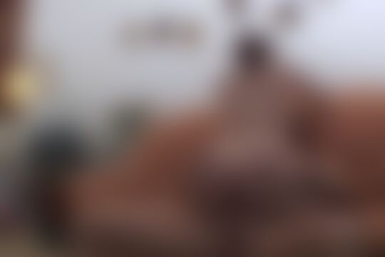 'Parkplatz'-Szene aus Brünetter Teenager aufgegabelt und auf der Couch gevögelt