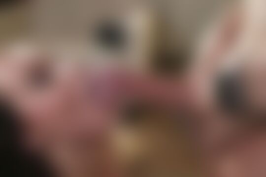 'Model'-Szene aus Das dunkelhaarige Model Lana Rhoades in schwarzer Spitze auf der Couch vernascht