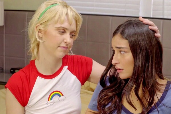 'Parodie'-Szene aus Chloe Cherry & Emily Willis - That Sitcom Show 2