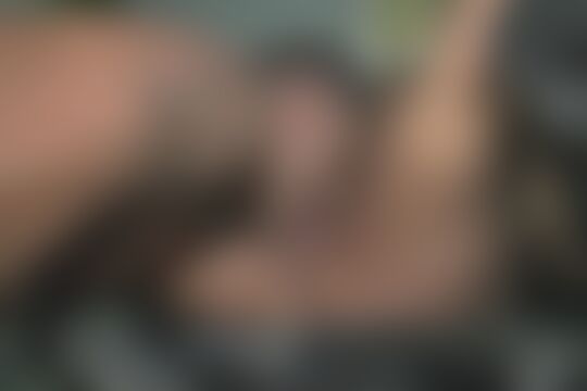 'Brille'-Szene aus Blonde Oma mit Brille auf ihrer Couch gevögelt