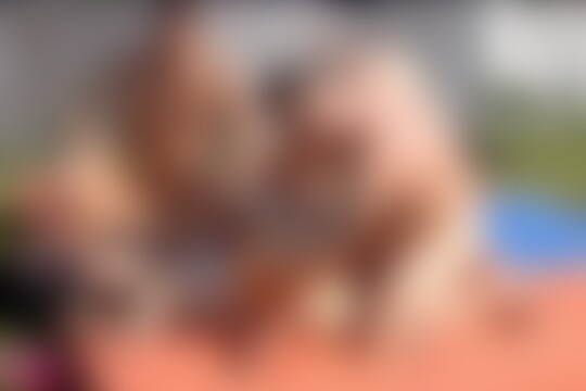 'Pärchen'-Szene aus Diese drei geilen Pärchen lassen sich im Garten des Clubs richtig gehen