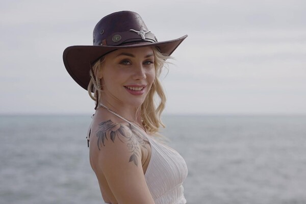 'Geburtstag'-Szene aus Angie Lynx, Eva Generosi & Sata Jones - 60th Anniversary: 2024-2025