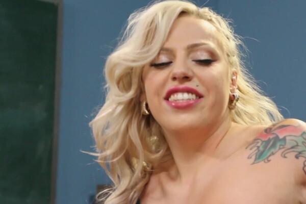 'Busty'-Szene aus Vyxen Steel - Big Juggs vs. Thugs