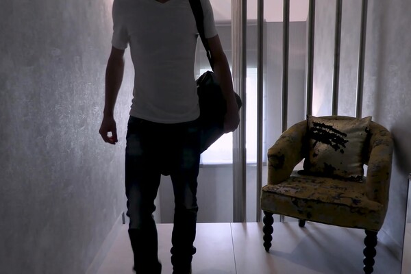 'Busty'-Szene aus Tiffany Rousso - Große Titten reicher Hausfrauen