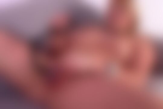 'Süß'-Szene aus Süß und pummelig: Passantin bekommt Muschipumpe und Schwanz