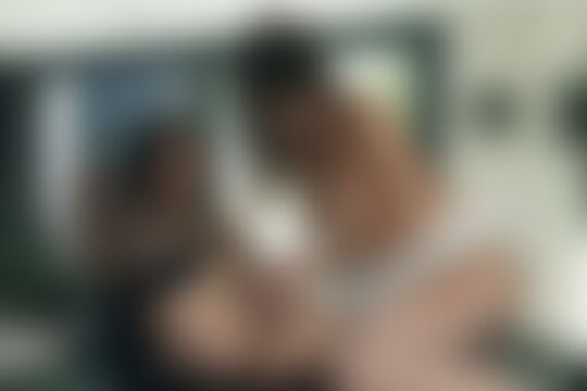 'Küche'-Szene aus Edelhuren: Lullu Gun und Mina Sauvage teilen sich einen dicken Schwanz in der Küche